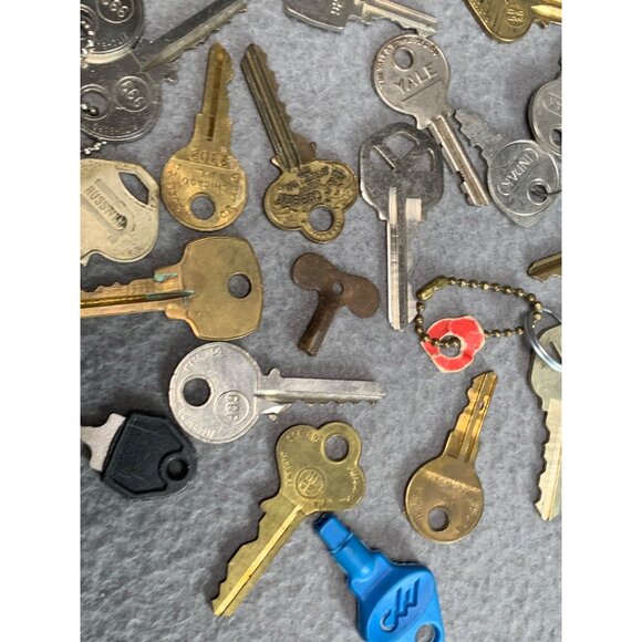 Vintage 32 Key Collection for Crafts & Decor - Picture 12 of 13